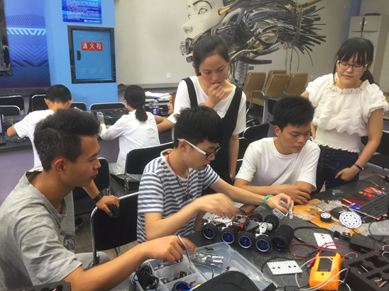电子工程系组织践行班学生参加全地形机器人实训