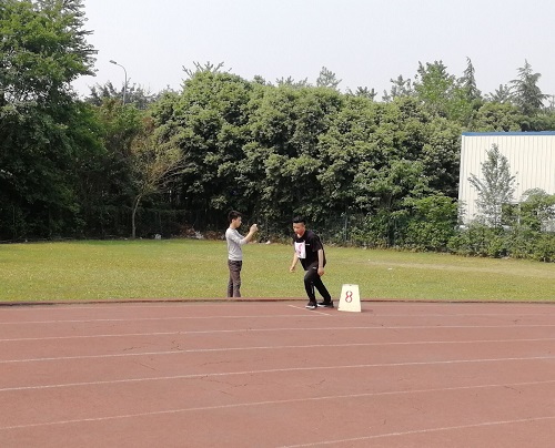 通信系参加男子组400米径赛取得佳绩