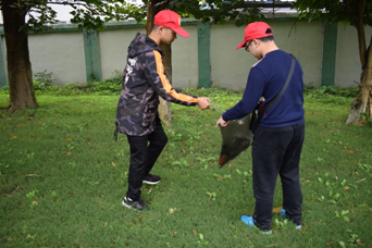 航空分院青年志愿者协会开展公园清洁活动