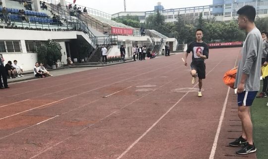 计算机系荣获男子组4*400米第四名