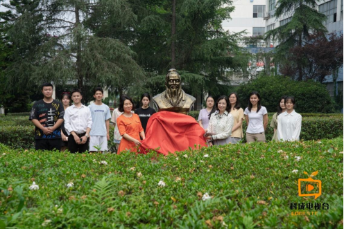 商学院2022届毕业生送孔子雕像向母校深情献礼