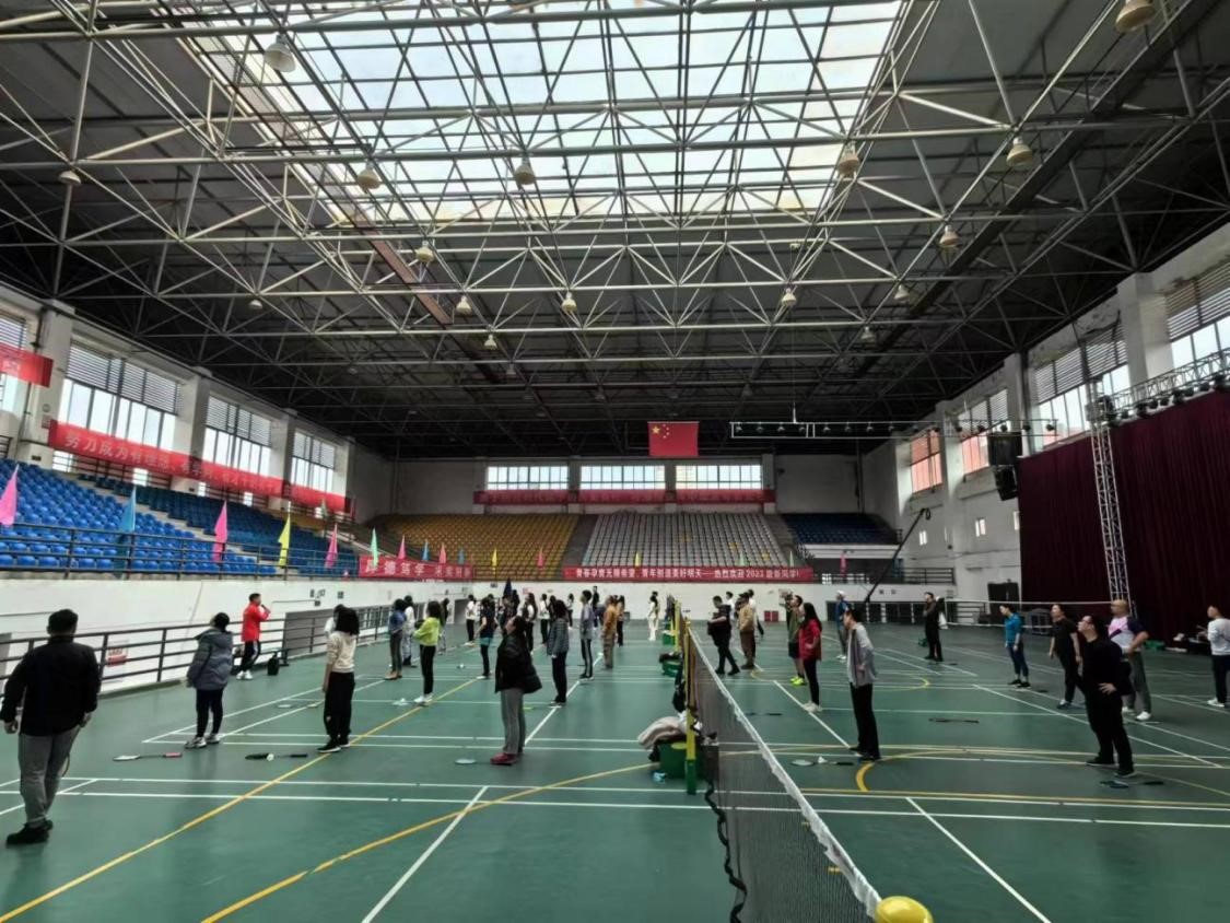 亚洲城ca88成都学院“教职工羽毛球兴趣班”活动