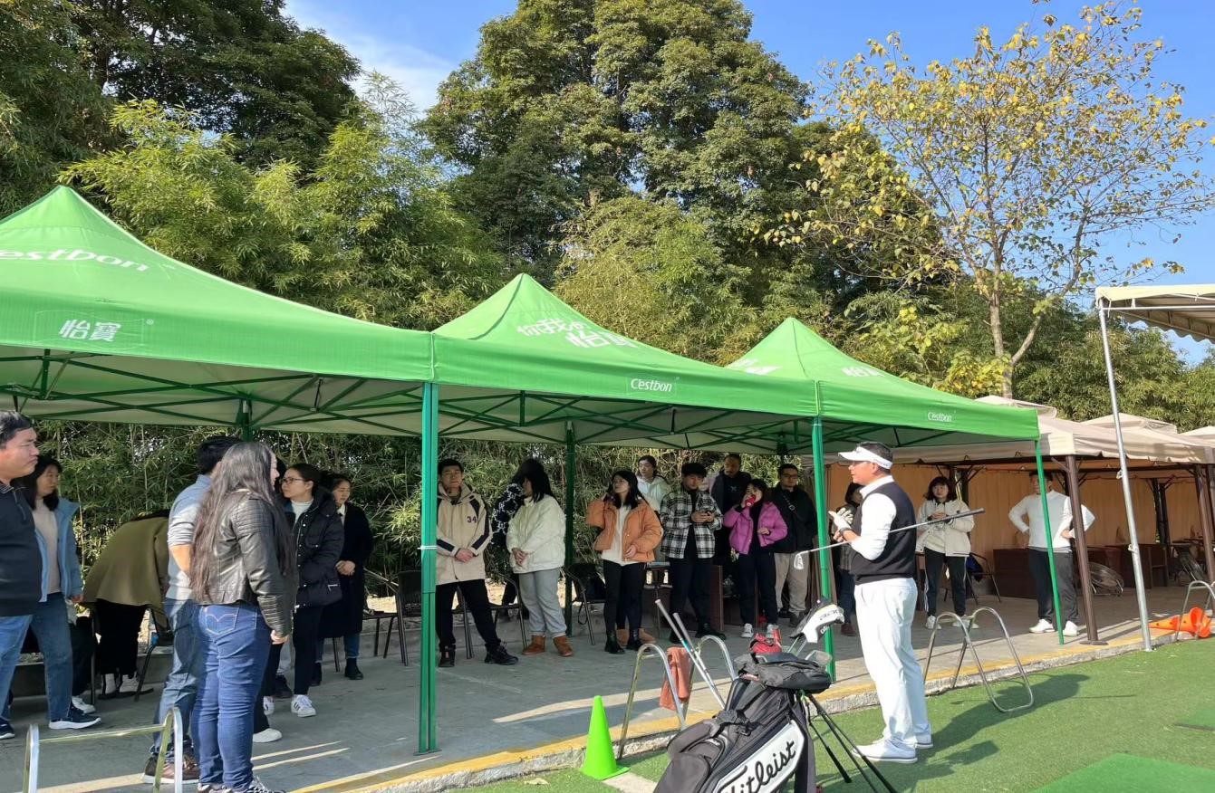 亚洲城ca88成都学院成功举办“教职工高尔夫球兴趣班”活动
